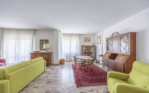 Mestrina Apartment: Flooring, Interieur Ontwerp, Verdieping, Meubilair, Bankstel, Appartement, Kamer, Woonkamer, Plafond, Huis