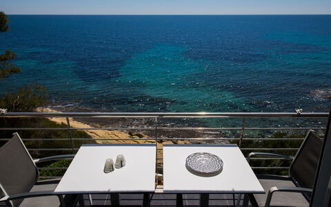 Brisa al Mar: Water, Lucht, Tafel, Eigendom, Wolk, Meubilair, Venster, Licht, Stoel, Azure
