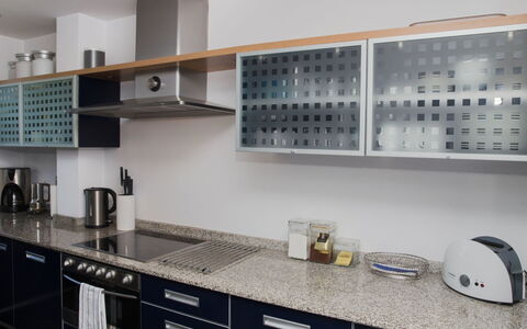 Brisa al Mar: Countertop, Cabinetry, Kamer, Eigendom, Keuken, Meubilair, Interieur Ontwerp, Tegel, Kast, Gebouw