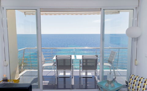 Brisa al Mar: Blauw, Kamer, Eigendom, Huis, Gebouw, Zee, Venster, Interieur Ontwerp, Onroerend Goed, Architectuur