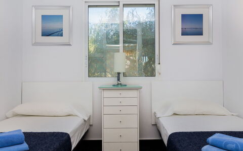 Brisa al Mar: Meubilair, Kamer, Slaapkamer, Bed, Eigendom, Interieur Ontwerp, Bed Frame, Verdieping, Muur, Laken