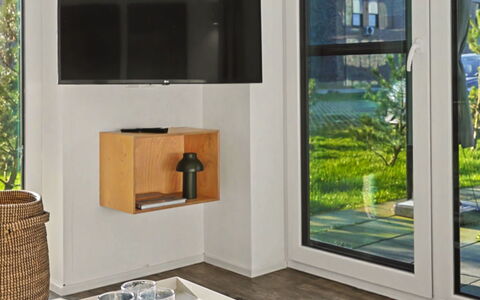 Zur Waldoase (710): Meubilair, Hout, Interieur Ontwerp, Flooring, Verdieping, Elektronisch Apparaat, Televisie, Woonkamer, Televisietoestel