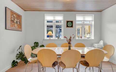 Noreen - 500M from the Sea: Meubilair, Interieur Ontwerp, Muur, Flooring, Hout, Plafond, Verdieping, Stoel, Tafel, Eetkamer