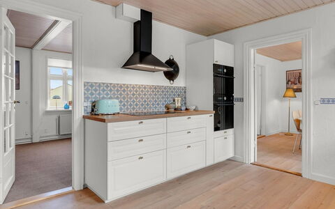 Noreen - 500M from the Sea: Cabinetry, Flooring, Verdieping, Interieur Ontwerp, Hout, Countertop, Keuken, Lade, Plafond, Meubilair