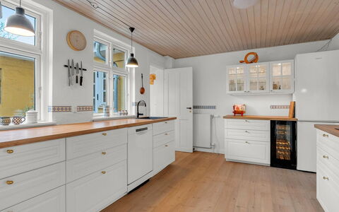Noreen - 500M from the Sea: Flooring, Hout, Cabinetry, Houten Vloer, Verdieping, Interieur Ontwerp, Keuken, Huis, Countertop, Lade