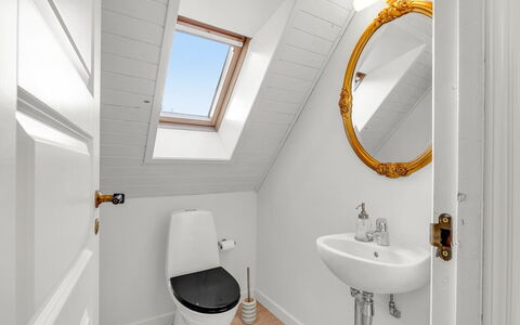 Noreen - 500M from the Sea: Flooring, Loodgieterswerkinrichting, Verdieping, Interieur Ontwerp, Badkamer, Plafond, Loodgieter, Wastafel, Toilet, Kraan