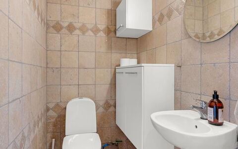 Filisha - 200M from the Sea: Wc Bril, Badkamer, Toilet, Flooring, Loodgieterswerkinrichting, Muur, Verdieping, Wastafel, Interieur Ontwerp, Tegel