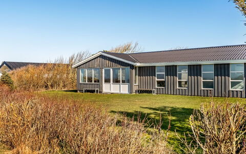 Galmand - 75M to the Fjord: Blauw, Struik, Verblijf, Groundcover, Tuin, Landgoed, Schaduw, Landscaping, Boerderij, Eco Hotel