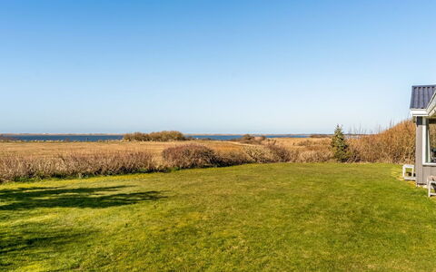 Galmand - 75M to the Fjord: Blauw, Struik, Verblijf, Groundcover, Tuin, Landgoed, Schaduw, Landscaping, Boerderij, Eco Hotel