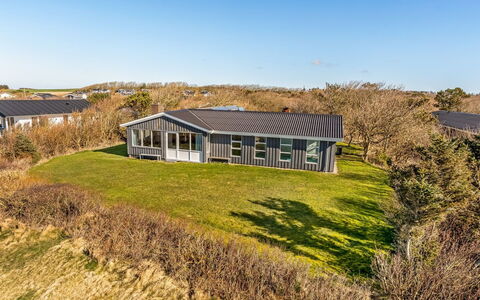 Galmand - 75M to the Fjord: Blauw, Struik, Verblijf, Groundcover, Tuin, Landgoed, Schaduw, Landscaping, Boerderij, Eco Hotel