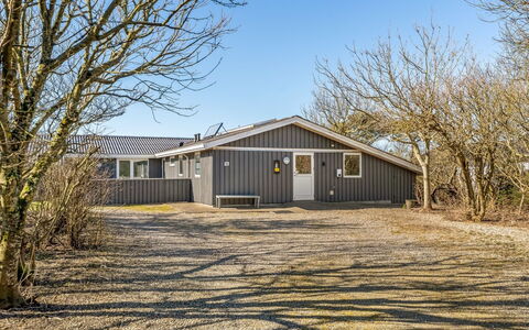 Galmand - 75M to the Fjord: Blauw, Struik, Verblijf, Groundcover, Tuin, Landgoed, Schaduw, Landscaping, Boerderij, Eco Hotel