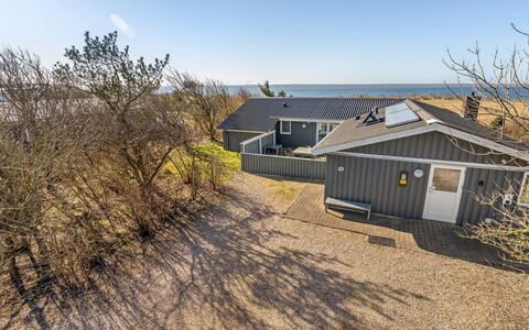 Galmand - 75M to the Fjord: Blauw, Struik, Verblijf, Groundcover, Tuin, Landgoed, Schaduw, Landscaping, Boerderij, Eco Hotel