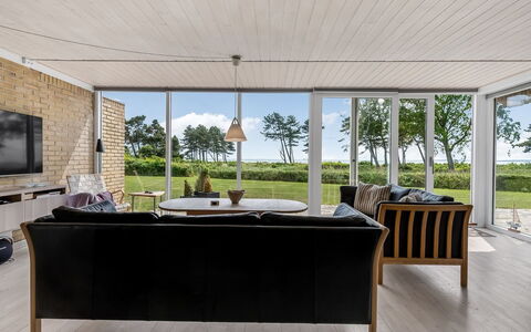 Ellanora - 50M from the Sea: Zwembad, Buitenmeubels, Meubilair, Toevlucht, Flagstone, Eco Hotel, Schaduw, Stoel, Vrije Tijd, Landgoed