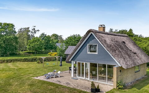 Ellanora - 50M from the Sea: Zwembad, Buitenmeubels, Meubilair, Toevlucht, Flagstone, Eco Hotel, Schaduw, Stoel, Vrije Tijd, Landgoed
