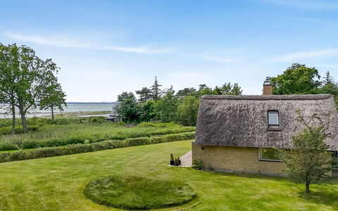 Ellanora - 50M from the Sea: Zwembad, Buitenmeubels, Meubilair, Toevlucht, Flagstone, Eco Hotel, Schaduw, Stoel, Vrije Tijd, Landgoed