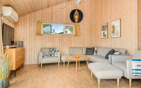 Alisa - 1.9Km from the Sea: Hout, Flooring, Interieur Ontwerp, Plafond, Verdieping, Houten Vloer, Meubilair, Huis, Kamer, Woonkamer