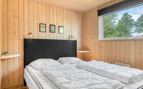 Alisa - 1.9Km from the Sea: Slaapkamer, Hout, Bed, Laken, Bedding, Interieur Ontwerp, Bed Frame, Plafond, Meubilair, Kamer