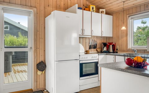 Alisa - 1.9Km from the Sea: Major Appliance, Hout, Toestel Van De Keuken, Keuken, Flooring, Koelkast, Huishoudapparatuur, Interieur Ontwerp, Verdieping, Huis