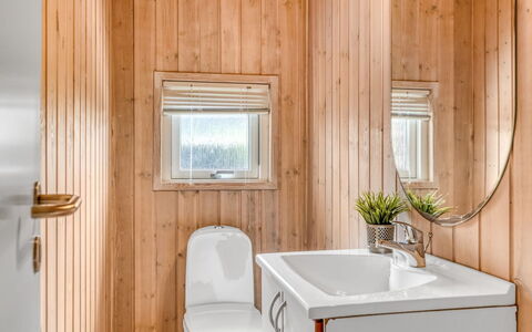 Alisa - 1.9Km from the Sea: Hout, Loodgieterswerkinrichting, Flooring, Verdieping, Loodgieter, Badkamer, Beits, Hardwood, Plafond, Wastafel