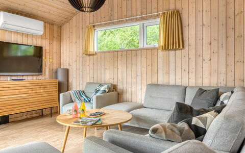 Alisa - 1.9Km from the Sea: Interieur Ontwerp, Flooring, Hout, Meubilair, Verdieping, Plafond, Woonkamer, Bankstel, Verlichting, Kamer