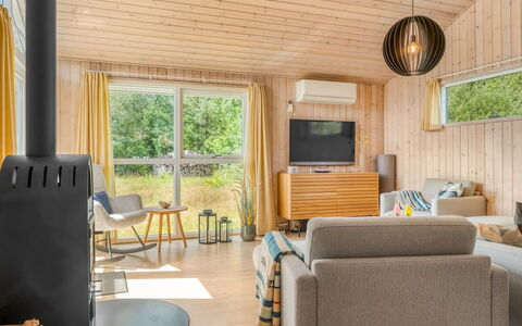 Alisa - 1.9Km from the Sea: Flooring, Hout, Interieur Ontwerp, Meubilair, Verdieping, Bankstel, Woonkamer, Houten Vloer, Plafond, Kamer