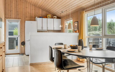 Alisa - 1.9Km from the Sea: Meubilair, Interieur Ontwerp, Keuken, Flooring, Hout, Countertop, Plafond, Verdieping, Lichte Inrichting, Keuken En Eettafel