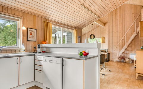 Alisa - 1.9Km from the Sea: Keuken, Hout, Flooring, Interieur Ontwerp, Plafond, Countertop, Verdieping, Toestel Van De Keuken, Major Appliance, Meubilair