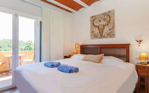 Tiana: Bed, Slaapkamer, Meubilair, Interieur Ontwerp, Muur, Laken, Bedding, Hout, Verdieping, Flooring