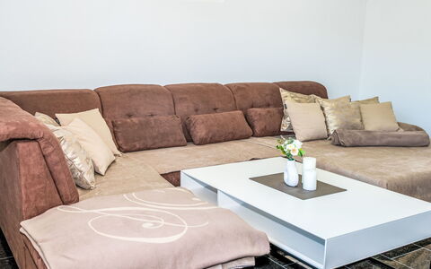 Ossiacher Seeblick: Meubilair, Flooring, Verdieping, Interieur Ontwerp, Hout, Bankstel, Woonkamer, Huis, Kamer, Houten Vloer
