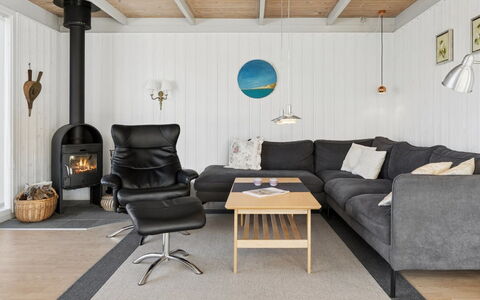Selinda - 250M from the Sea: Hout, Meubilair, Flooring, Woonkamer, Interieur Ontwerp, Bankstel, Verdieping, Huis, Kamer