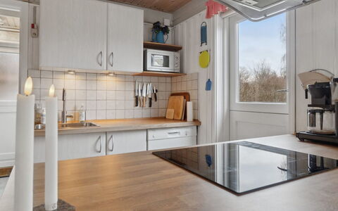 Selinda - 250M from the Sea: Keuken, Countertop, Toestel Van De Keuken, Interieur Ontwerp, Flooring, Hout, Major Appliance, Plafond, Meubilair, Verdieping