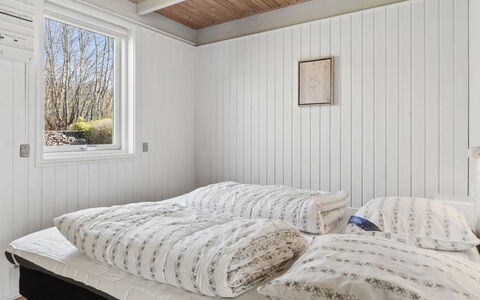 Selinda - 250M from the Sea: Slaapkamer, Bed, Hout, Laken, Bedding, Interieur Ontwerp, Verdieping, Plafond, Flooring, Bed Frame