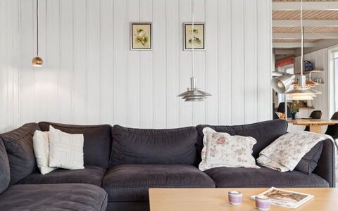 Selinda - 250M from the Sea: Meubilair, Interieur Ontwerp, Flooring, Hout, Verdieping, Bankstel, Plafond, Woonkamer, Huis, Verlichting