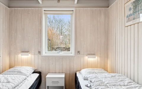 Selinda - 250M from the Sea: Hout, Slaapkamer, Bed, Bedding, Laken, Deur, Plafond, Freezing, Bed Frame, Winter