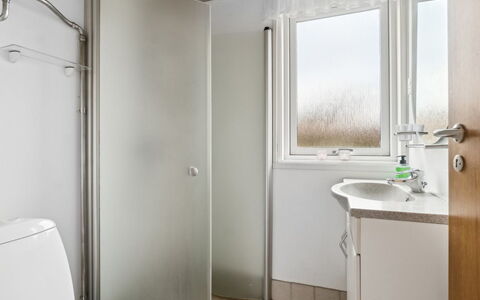 Selinda - 250M from the Sea: Loodgieterswerkinrichting, Badkamer, Muur, Wc Bril, Toilet, Wastafel In De Badkamer, Flooring, Verdieping, Wastafel, Interieur Ontwerp