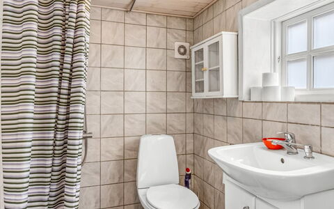 Jouni - 18Km from the Sea: Wc Bril, Loodgieterswerkinrichting, Flooring, Verdieping, Toilet, Wastafel, Interieur Ontwerp, Badkamer, Wastafel In De Badkamer, Loodgieter