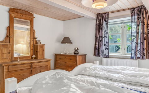 Jouni - 18Km from the Sea: Meubilair, Bed, Interieur Ontwerp, Slaapkamer, Hout, Plafond, Bedding, Flooring, Laken, Verdieping