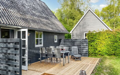 Tomassine: Dak, Verblijf, Huis, Siding, Tuin, Schaduw, Garden Gebouwen, Backyard, Gazon, Werf