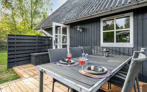 Tomassine: Hout, Meubilair, Huis, Plank, Verblijf, Hardwood, Dek, Buitenmeubels, Stoel, Tuin