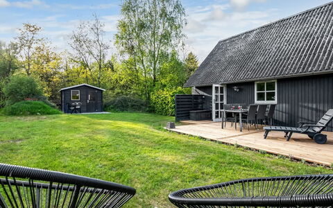 Tomassine: Gras, Dak, Land Lot, Huis, Verblijf, Tuin, Gazon, Groundcover, Backyard, Buitenmeubels