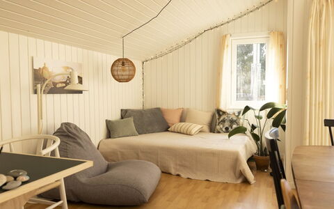 Ljuben - 1.1Km from the Sea: Meubilair, Hout, Interieur Ontwerp, Flooring, Verdieping, Stoel, Kamer, Plafond, Woonkamer, Appartement