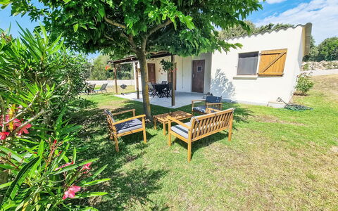 Calcatoggio 600: Struik, Tuin, Gazon, Schaduw, Backyard, Werf, Landscaping, Landgoed, Hacienda, Boerderij