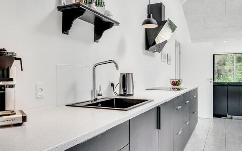 Eerika - 500M to the Fjord: Keuken, Countertop, Toestel Van De Keuken, Interieur Ontwerp, Cabinetry, Gootsteen, Meubilair, Loodgieterswerkinrichting, Wastafel, Huishoudapparatuur