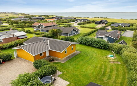 Elnur - 200M to the Fjord: Verblijf, Backyard, Werf, Garden Gebouwen, Schuur, Siding, Buitenmeubels, Blokhut, Outdoor Structuur, Keet