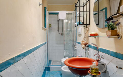 Suite la Torre: Loodgieterswerkinrichting, Badkamer, Interieur Ontwerp, Wastafel In De Badkamer, Flooring, Wastafel, Verdieping, Kraan, Loodgieter, Toilet