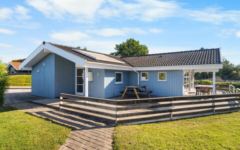 Sybil - 350M from the Sea: Dak, Huis, Deur, Verblijf, Schaduw, Siding, Werf, Landgoed, Backyard