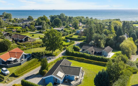 Sybil - 350M from the Sea: Dak, Huis, Deur, Verblijf, Schaduw, Siding, Werf, Landgoed, Backyard