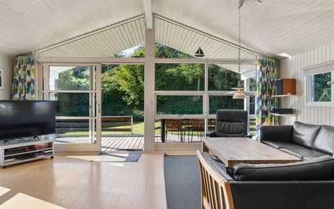 Sybil - 350M from the Sea: Dak, Huis, Deur, Verblijf, Schaduw, Siding, Werf, Landgoed, Backyard