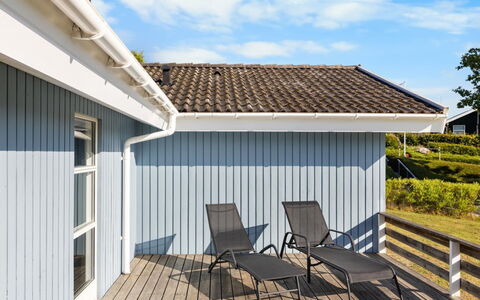 Sybil - 350M from the Sea: Dak, Huis, Deur, Verblijf, Schaduw, Siding, Werf, Landgoed, Backyard