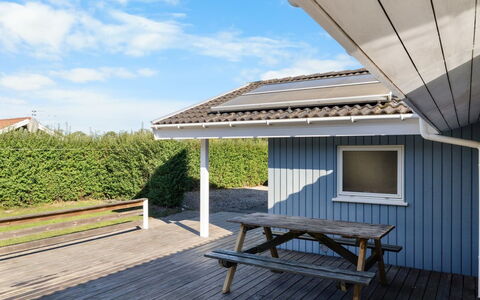 Sybil - 350M from the Sea: Dak, Huis, Deur, Verblijf, Schaduw, Siding, Werf, Landgoed, Backyard